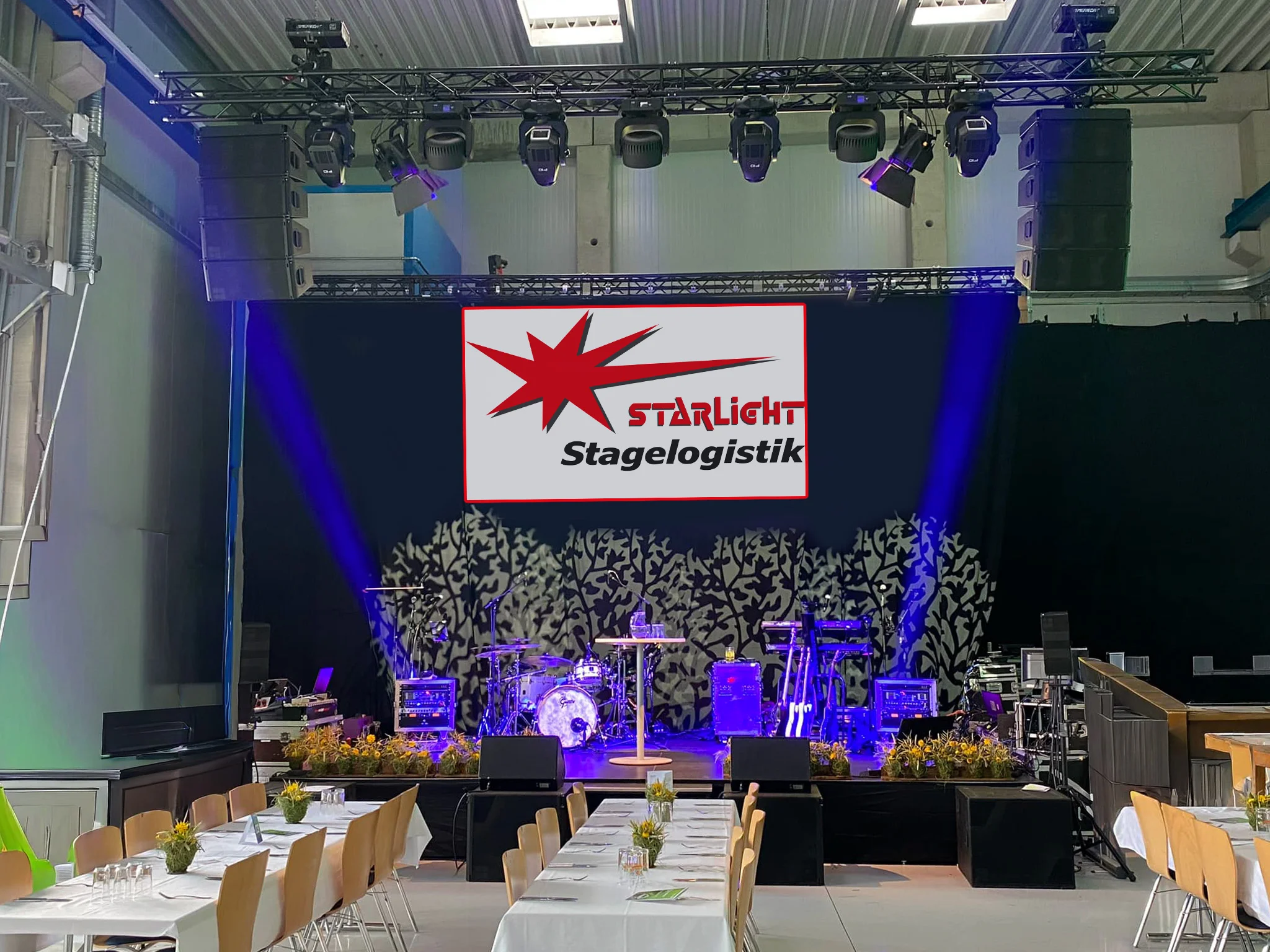 Firmenfeier mit Bühne und Ton