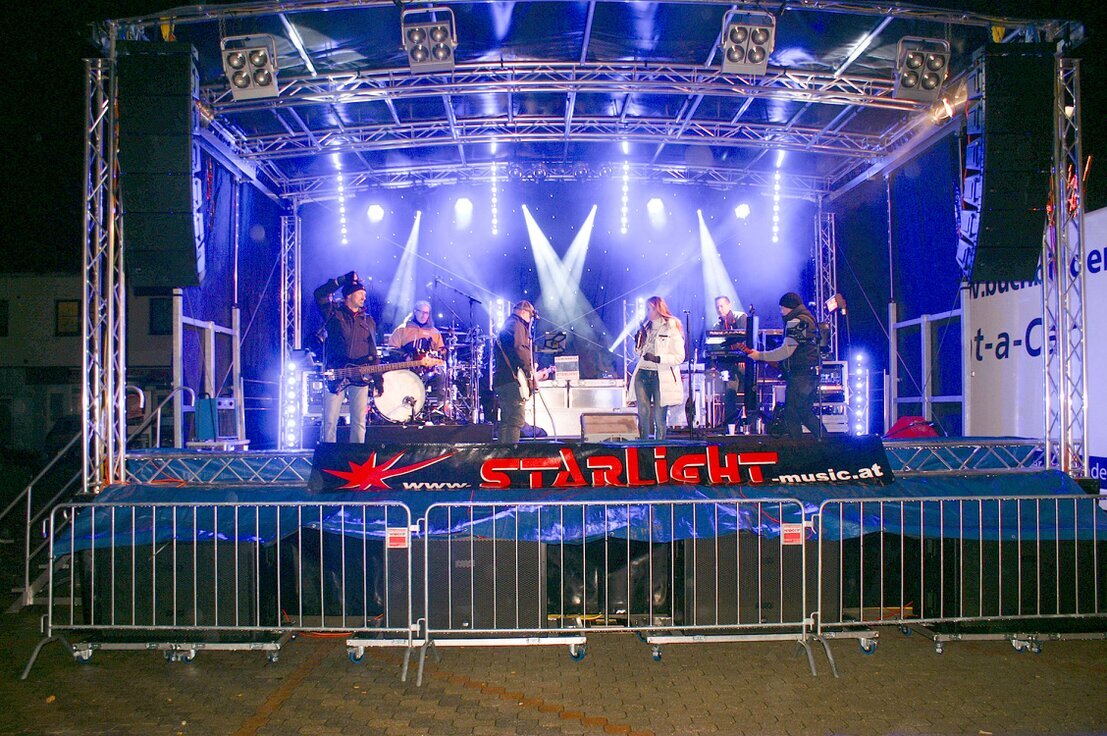 Partylicht mit bunten Strahlen und Tanzfläche